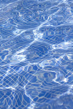 havuzda su yüzeyindeki dalgalar
