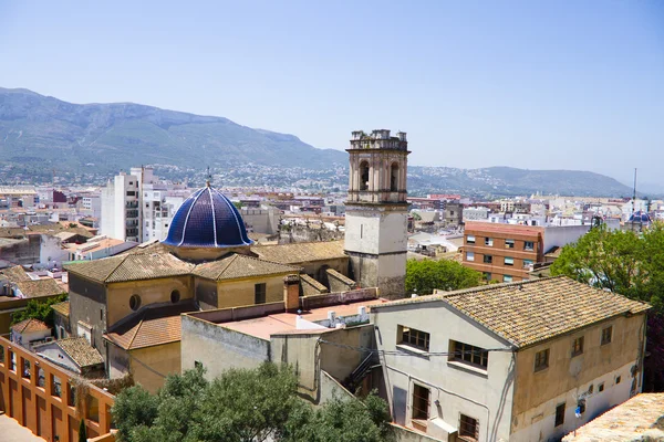 Tipico villaggio spagnolo con pareti bianche e tetti rossi, Denia Spagna — Foto Stock