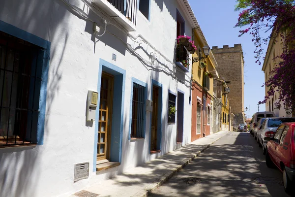 Rua espanhola com casas típicas em Denia, Espanha — Fotografia de Stock