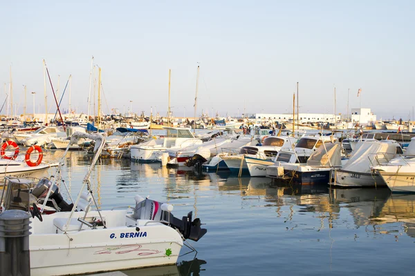 Lodě kotvící v přístavu nedaleko denia, Španělsko — Stock fotografie