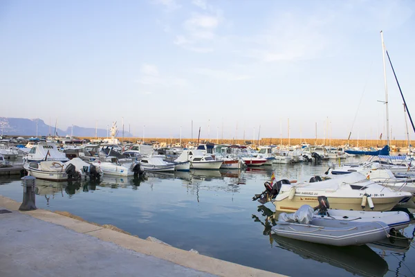 Lodě kotvící v přístavu nedaleko denia, Španělsko — Stock fotografie