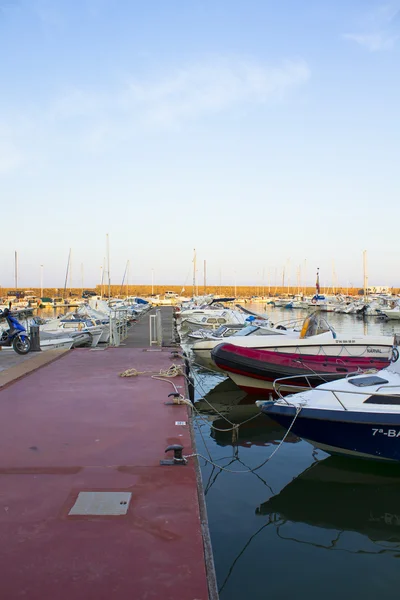 Barcos amarrados en el puerto cerca de Denia, España — Foto de Stock