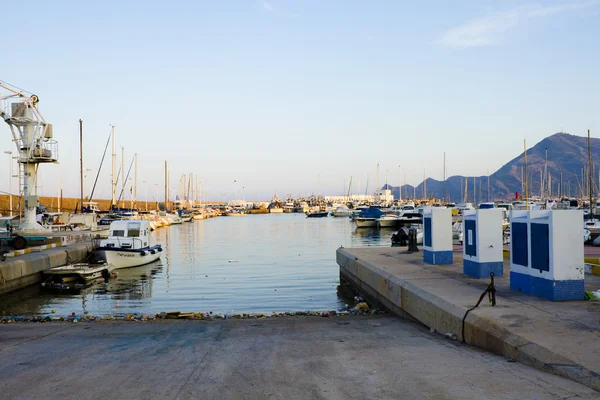 Barcos amarrados en el puerto cerca de Denia, España —  Fotos de Stock