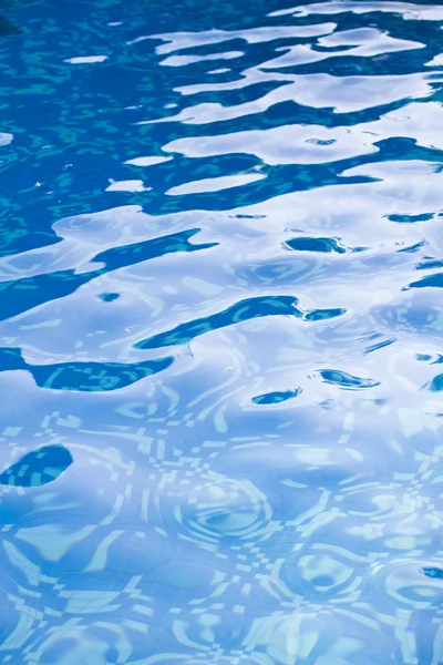 Волны на поверхности воды в бассейне — стоковое фото