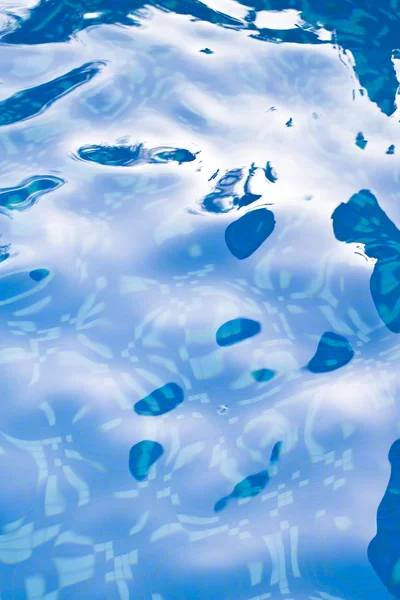 Wellen auf einer Wasseroberfläche im Pool — Stockfoto