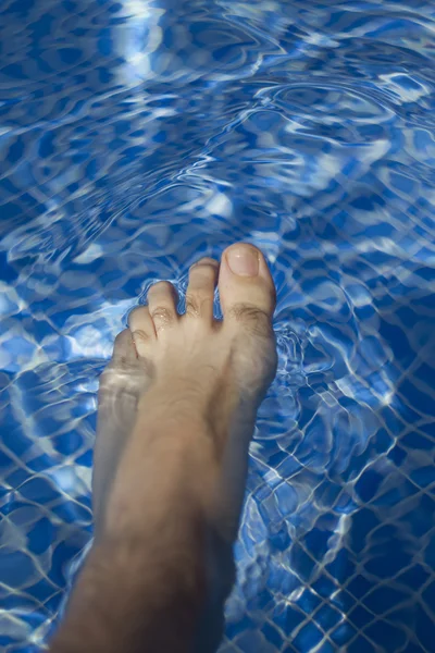 Vågor på en yta av vatten i poolen — Stockfoto