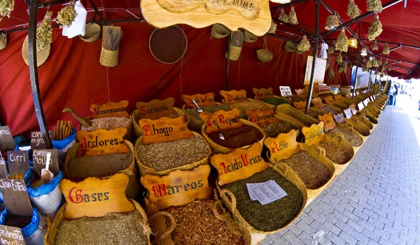 Уличный торговец лекарственными травами — стоковое фото