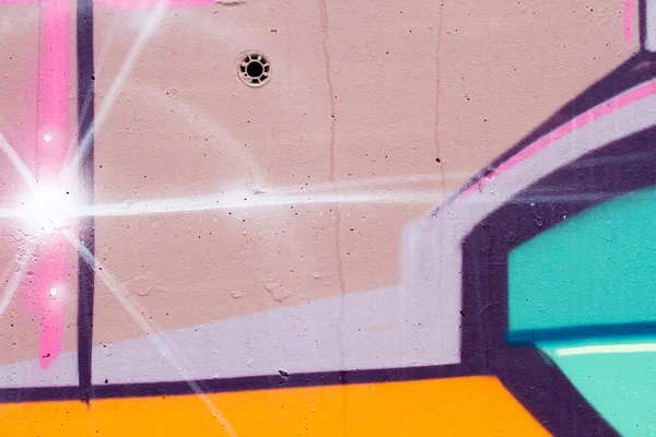 Typographie et lignes de couleurs, segment d'une greffe urbaine sur mur — Photo