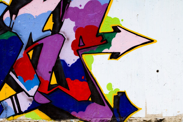 типографика и цветовые линии, сегмент граффити на стене
