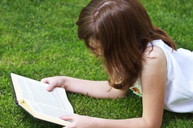 genç güzel kız açık bir kitap okuma
