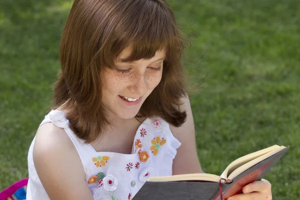 Młode piękne dziewczyny książką odkryty — Zdjęcie stockowe