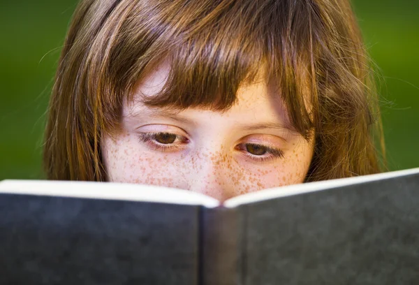 Młode piękne dziewczyny książką odkryty — Zdjęcie stockowe