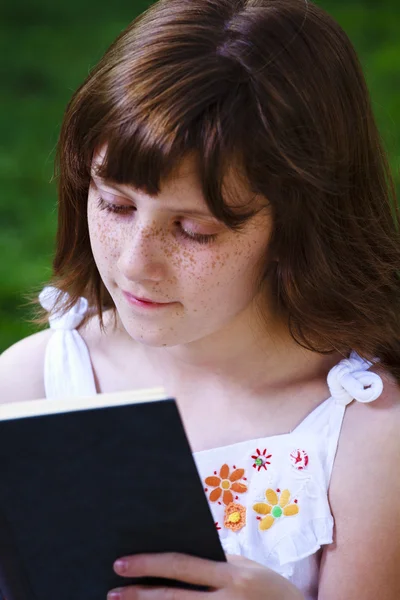 तरुण सुंदर मुलगी पुस्तक बाहेरची वाचत — स्टॉक फोटो, इमेज