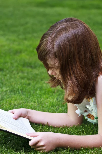 Young beautiful girl reading a book outdoor — Stock Photo, Image