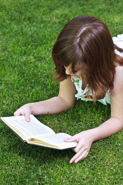 Jong mooi meisje lezen een boek outdoor — Stockfoto
