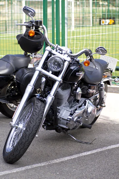 Der verchromte Motor des Motorrads. Fahrräder in einer Straße — Stockfoto