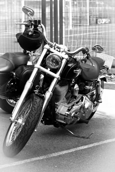 Motorsykkelens kromdreide motor. Sykler i en gate – stockfoto