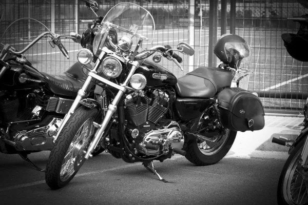 摩托车的镀铬的发动机。在一条街上的自行车 — 图库照片