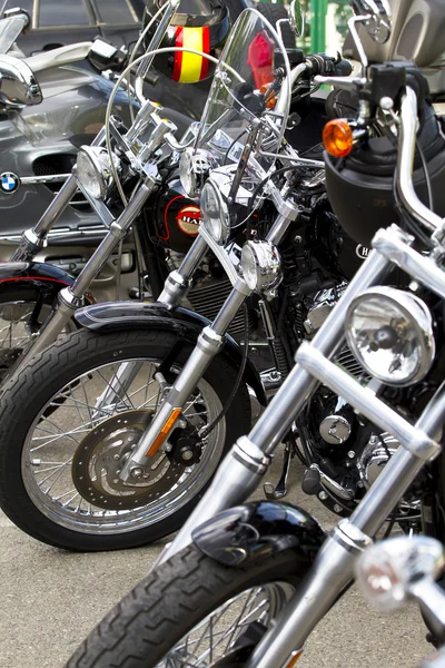 Motor van verchroomde motor. Fietsen in een straat — Stockfoto