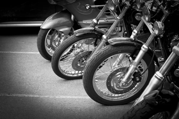 Motore cromato della moto. Biciclette in una strada — Foto Stock