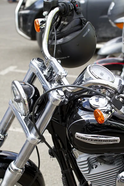 摩托车的镀铬的发动机。在一条街上的自行车 — 图库照片