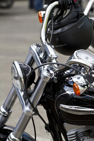 Motore cromato della moto. Biciclette in una strada — Foto Stock
