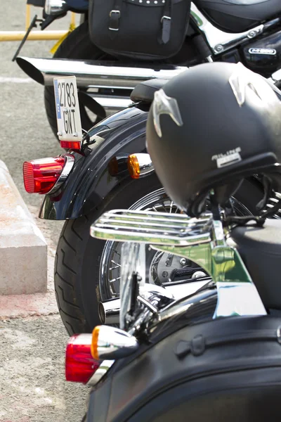 Motocykl na chromowanych silnika. Rowery w ulicy — Zdjęcie stockowe