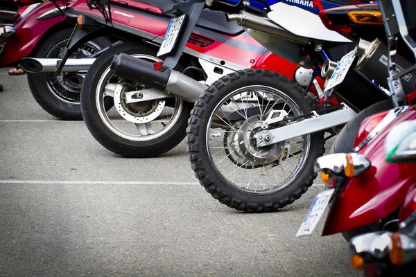 Der verchromte Motor des Motorrads. Fahrräder in einer Straße — Stockfoto