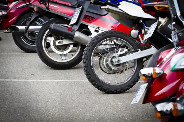 Le moteur chromé de moto. Vélos dans une rue — Photo