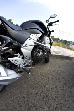 Motosiklet, motor krom. Bisiklet bir sokakta