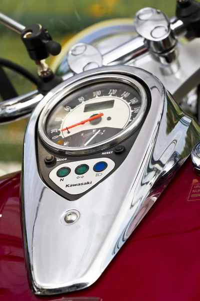Chromované motor motorky. kola v ulici — Stock fotografie