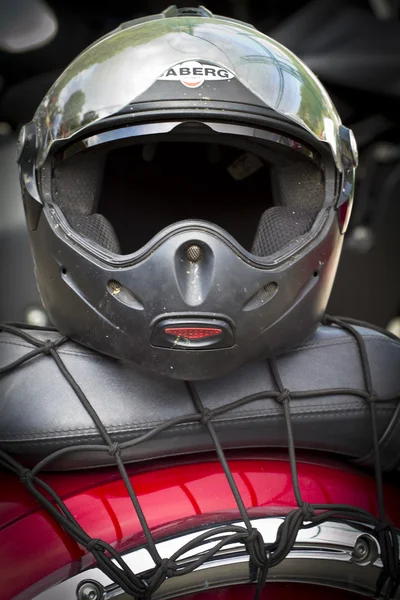Чорний мотоцикл шолом — стокове фото