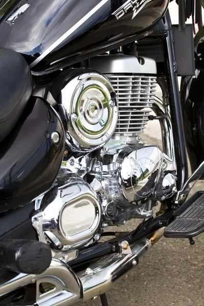 Chromované motor motorky. kola v ulici — Stock fotografie