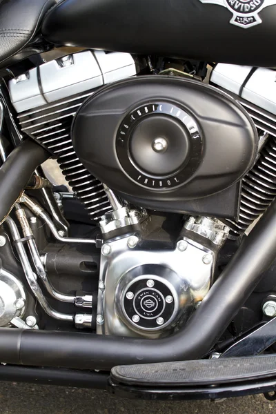 Primo piano di un grande motore di moto al cromo — Foto Stock