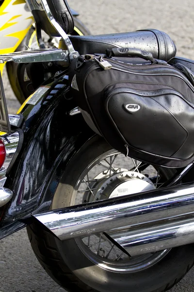 摩托车电镀发动机。在一条街上的自行车 — 图库照片