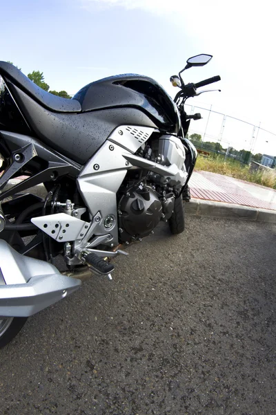 オートバイ エンジンをクローム メッキ。通りのバイク — ストック写真