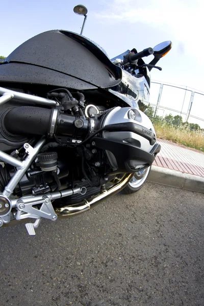 मोटारसायकलने इंजिन क्रोम केले. रस्त्यावर बाईक — स्टॉक फोटो, इमेज
