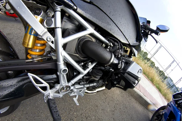 Motosiklet, motor krom. Bisiklet bir sokakta — Stok fotoğraf