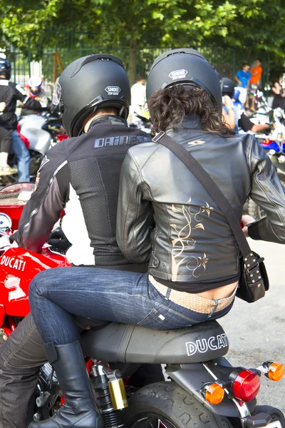 Oldskool motorcycle riding. — Stock Photo, Image