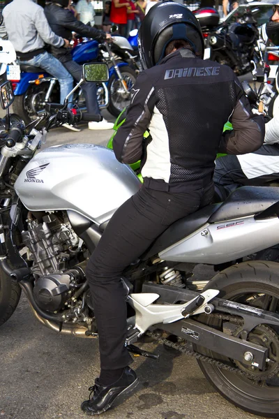 Oldskool motorcycle riding. — Stock Photo, Image