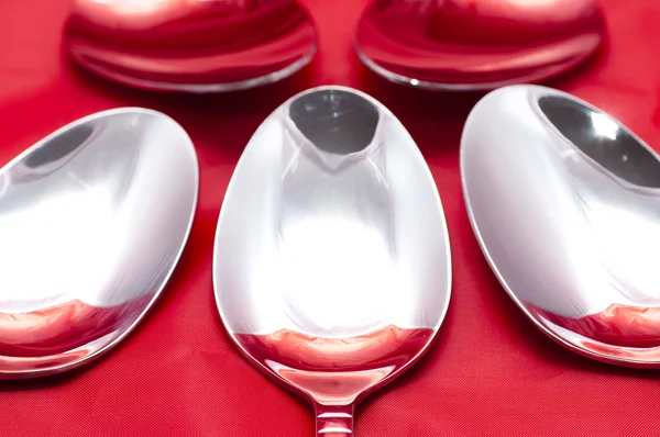 颓废的红色丝绸桌布上的勺子 — 图库照片