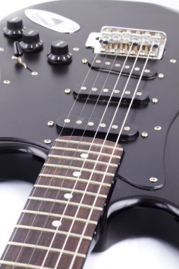 Beyaz arka planda siyah elektro gitar