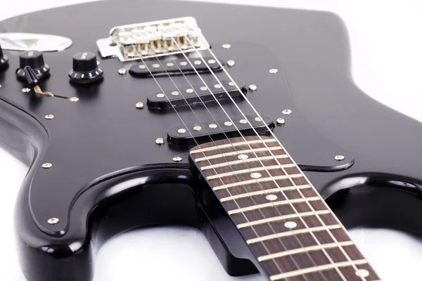 Černá elektrická kytara na bílém pozadí — Stock fotografie