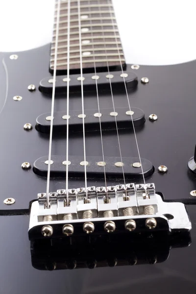 Guitarra eléctrica negra sobre fondo blanco — Foto de Stock