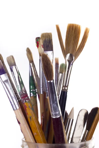 Verf penselen van verschillende kleuren gebruikt — Stockfoto