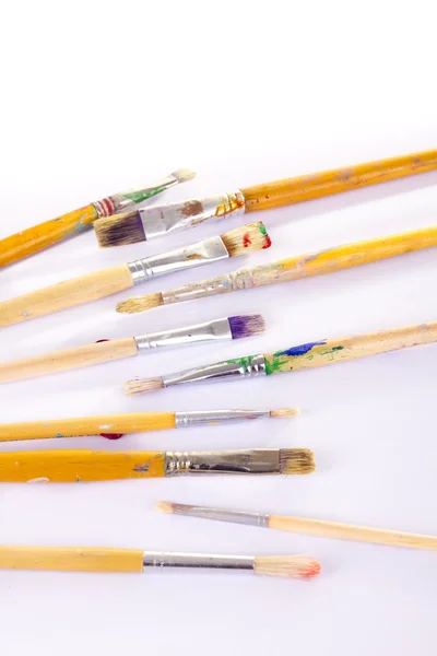 Verf penselen van verschillende kleuren gebruikt — Stockfoto