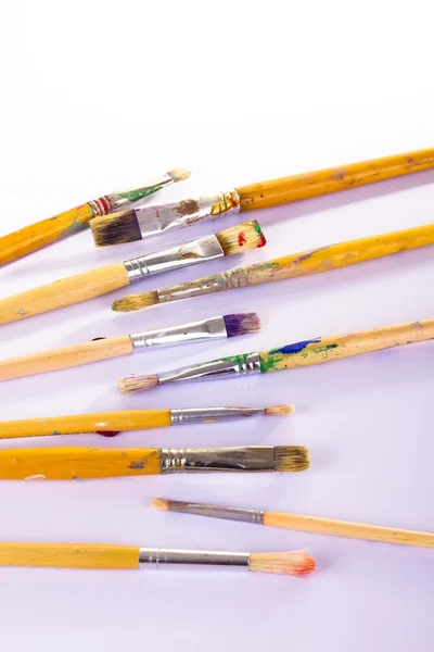 Pennelli usati di diversi colori — Foto Stock
