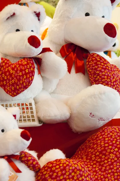 Un lindo oso blanco sosteniendo un gran corazón rojo de San Valentín — Foto de Stock