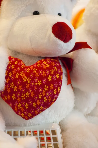 大きな赤いバレンタインデー ハートを保持しているかわいいシロクマ — ストック写真