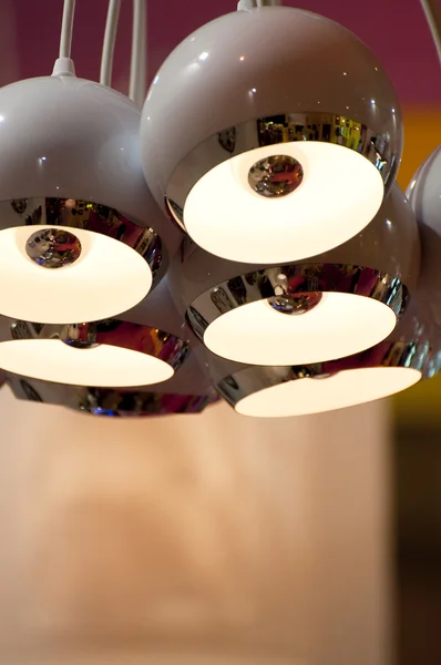 Набор потолочных ламп, висящих на шнурах в помещении — стоковое фото